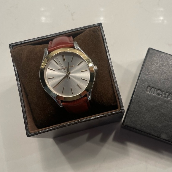 Michael Kors MK2259 slim runway watch - Picture 4 of 9